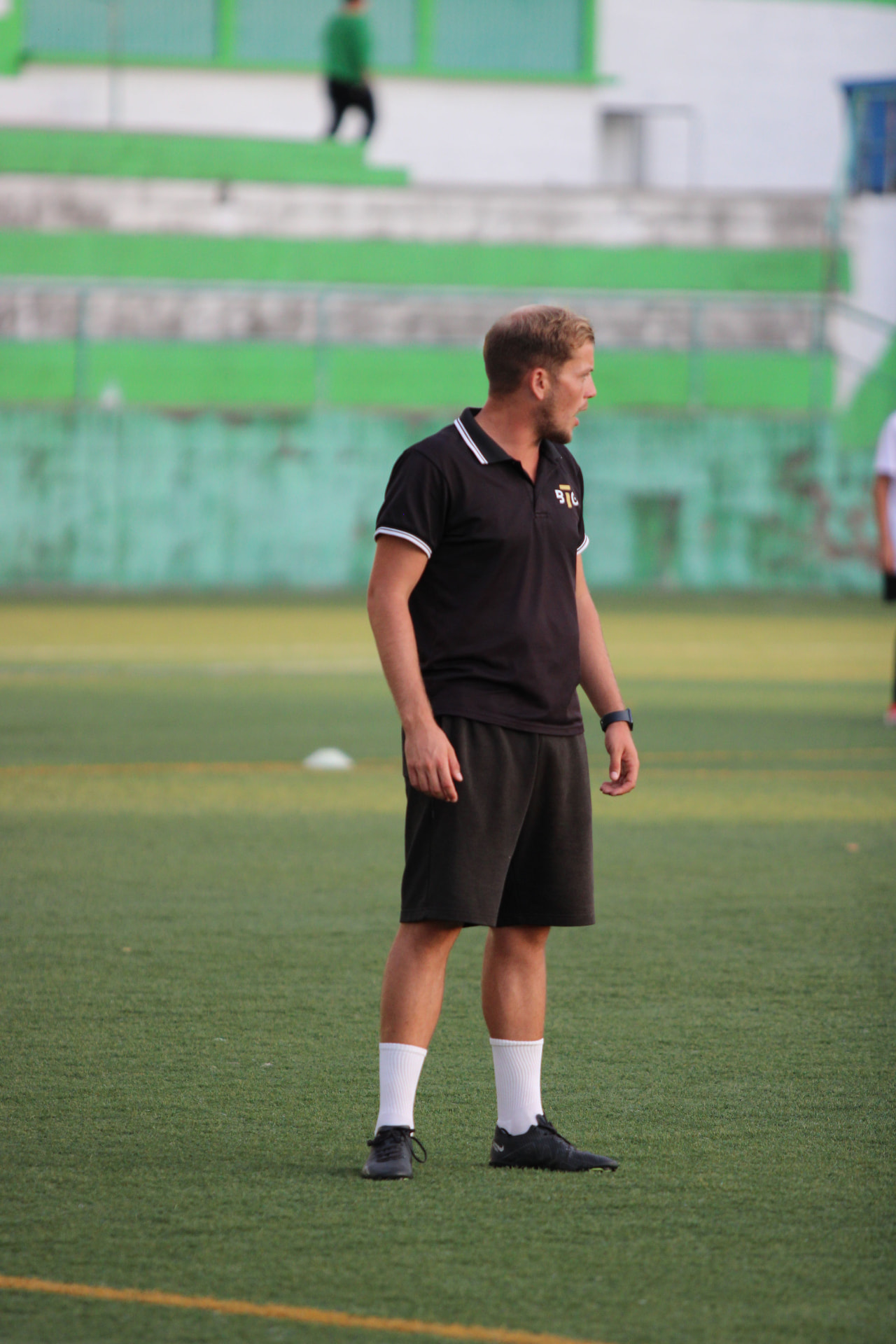 Treinador BTO a orientar um treino de futebol